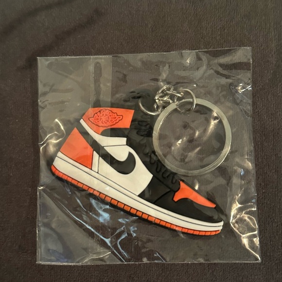 New Retro High OG「Shadow」" Pair of 3D Sneaker Keychain - Picture 4 of 4